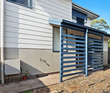 Sensational 3 Bedroom 2 Bathroom Townhouse - Photo 2