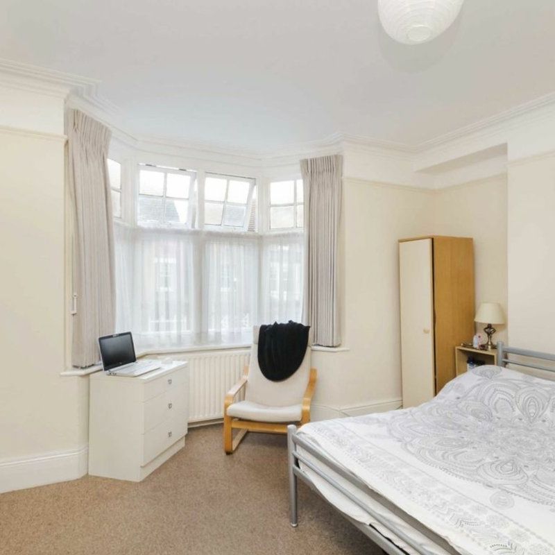 Victoria Avenue, KT6, London - Photo 1