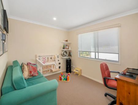 “Stunning Townhouse In Prime Location” - Photo 4