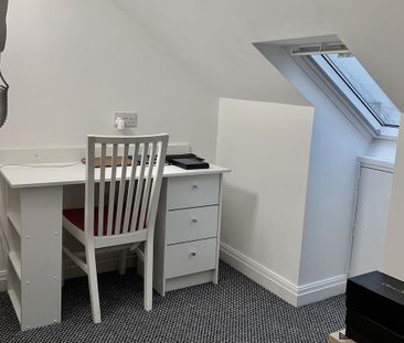 3 bedroom private hall to rent - Photo 6