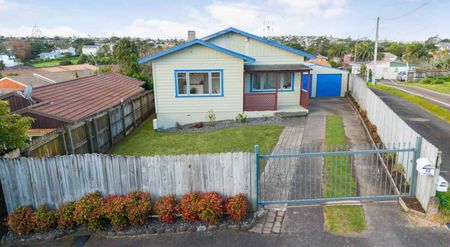 Bright and Spacious Home with Study - Photo 4