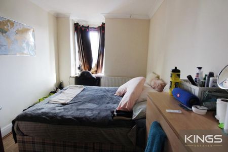 4 bedroom semi-detached house to rent - Photo 4