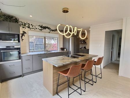 Charming Devonport Villa with Garden - Photo 4