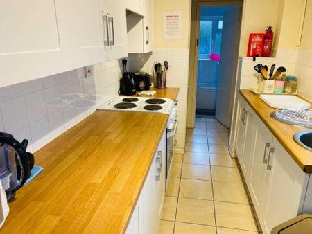 Room 3: 46 George Road, Guildford, GU1 4NR- NO ADMIN FEES! - Photo 4