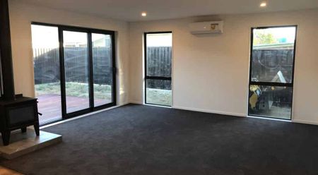 Three bedroom fully fenced home - Photo 3