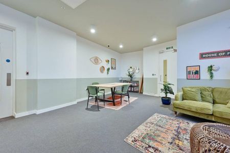 3 bedroom flat to rent - Photo 5