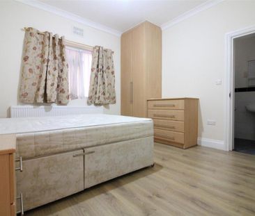 3 bedroom flat to rent - Photo 4