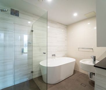 Spacious Three-Bedroom Apartment I Pool & Gym - Photo 2