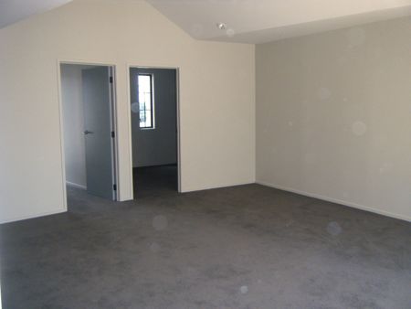 Spacious City fringe Living - Photo 4