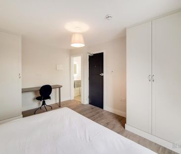 1 bedroom in a flat share to rent - Photo 2