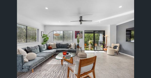 Stylish, Spacious & Completely Renovated – Varsity Lakes Living at Its Finest! - Photo 1