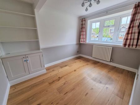 34 Claydon Road, Woking - 4 bedrooms Property for lettings - Seymours - Photo 2