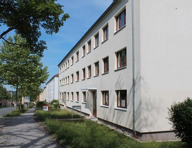 Sanierte 3-Raum-Wohnung mit Badewanne und Balkon - Photo 1