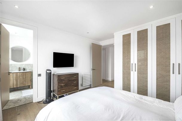 A gorgeous three bedroom apartment with underground parking and private roof terrace. - Photo 1