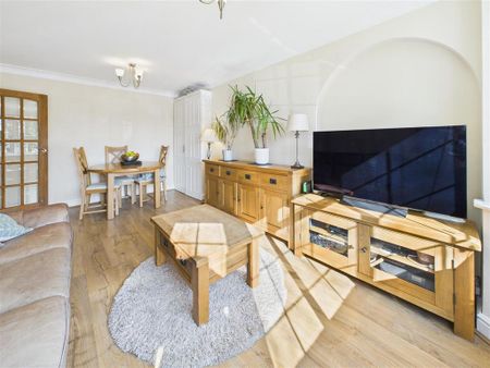 2 bedroom maisonette to rent - Photo 2