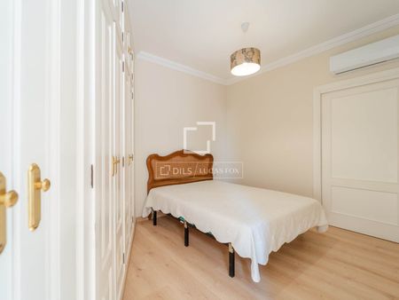 Excellent 3 Bedroom penthouse with 10m² terrace for rent in Extramurs, Valencia - Photo 4