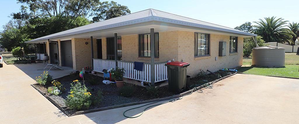 Tidy Unit Close to Town - Photo 1