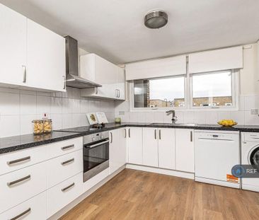 1 bedroom in a flat share to rent - Photo 3