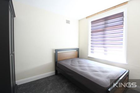 6 bedroom detached house to rent - Photo 5