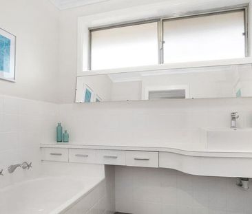 Spacious family home in prime location - Photo 3