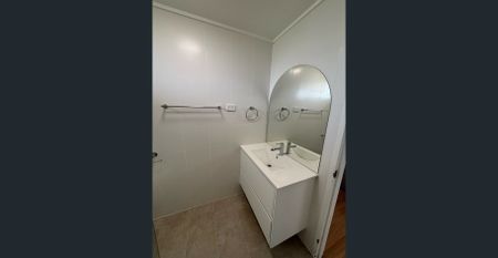 Perfect Townhouse in a Quiet Street - Photo 5