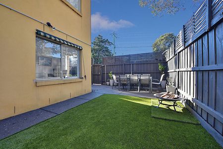 TWO BEDROOM GOUND FLOOR APARTMENT WITH COURTYARD - Photo 3