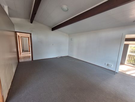 Spacious 4 Bedroom, 1 Bathroom home - Photo 3