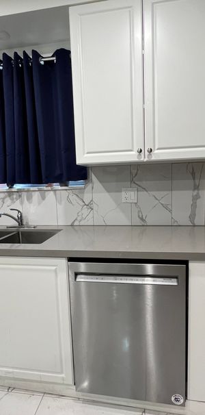 Luxury unit just renovated to current condo standards, large bright unit in a very quiet residential area - Photo 1