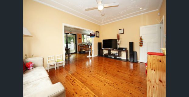 Spacious family Home - Photo 1