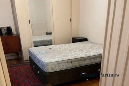 Charming Fully Furnished 1-Bedroom Apartment Moments from Fitzroy Gardens & Cafes - Photo 4