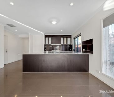 4 BEDROOM STUNNER IN THE ALAMANDA SCHOOL ZONE !! - Photo 5