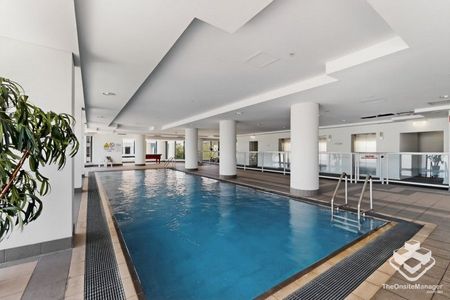 An Entertainer - Photo 4