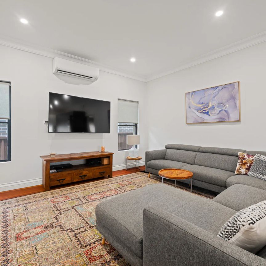 Classic Californian Bungalow, Stylishly Renovated - Photo 1