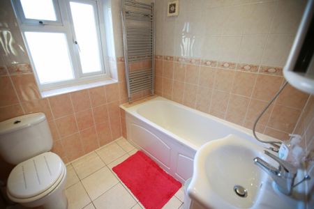 3 bedroom end of terrace house to rent - Photo 2