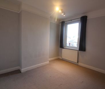 4 Bedroom Semi-Detached House - Photo 4