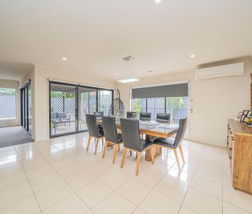 Stunning 4-Bedroom, 3 Living Home in prime location - Photo 3