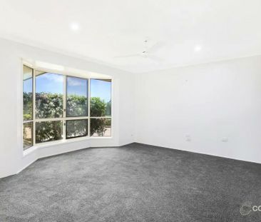 SPACIOUS, LOW-SET LIVING WITH EXCEPTIONAL PARKING & OUTDOOR SPACE - Photo 4