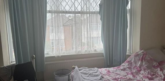 1 bedroom in a house share to rent - Photo 2