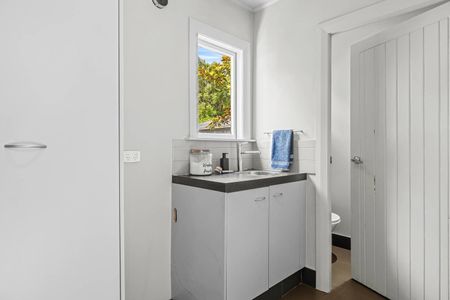 Family Home on Nicholls - Photo 5