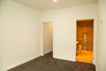 Morden Townhouse - Photo 4