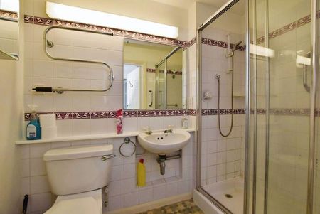 2 bedroom retirement property to rent - Photo 5