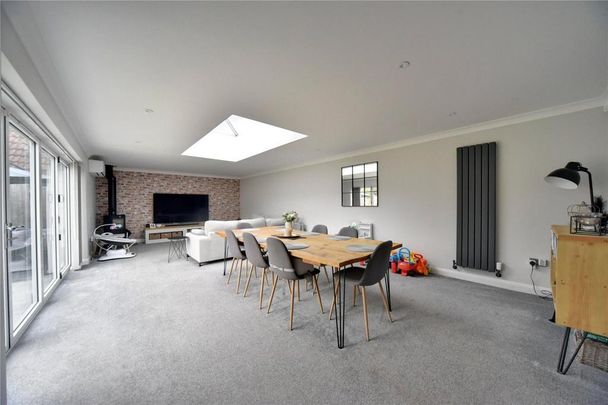 4 bedroom bungalow to rent - Photo 1