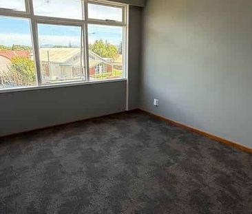 3-Bdrm Apartment in Epuni – Close to everything! - Photo 3