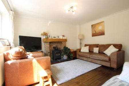 4 bedroom detached house to rent - Photo 3