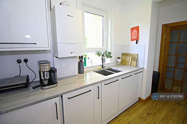 1 bedroom in a flat share to rent - Photo 1