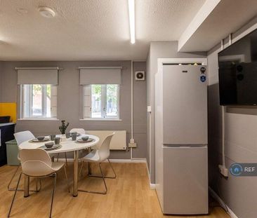 1 bedroom in a flat share to rent - Photo 5