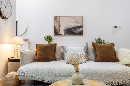 Magnificent Double Brick Apartment In A Boutique Block: High Ceilings, Ground Floor, 7-Minute Walk To Allawah Train, Bus, Cafes, Shops & Schools. - Photo 3