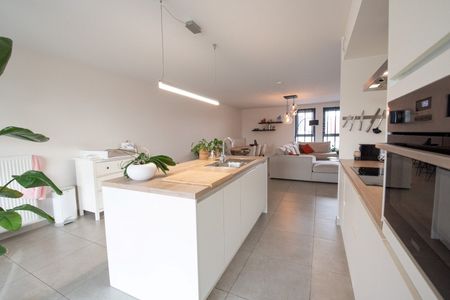 Topper! Ruim 3 gevel-appartement met ruim terras van 21,5 m² en parkeerplaats te Sint-Eloois-Vijve - Photo 5