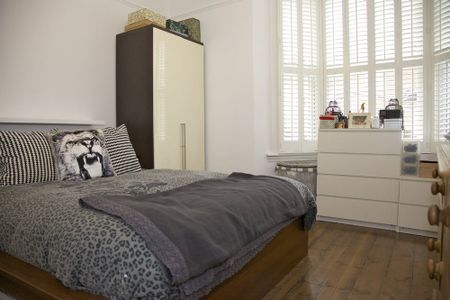 2 Bed Flat, Tabor Grove, SW19 - Photo 3