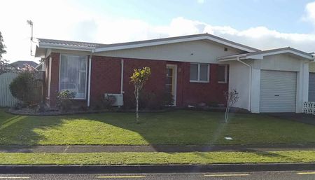 Homely 2BR House with attached garage in Welbourn - Photo 2